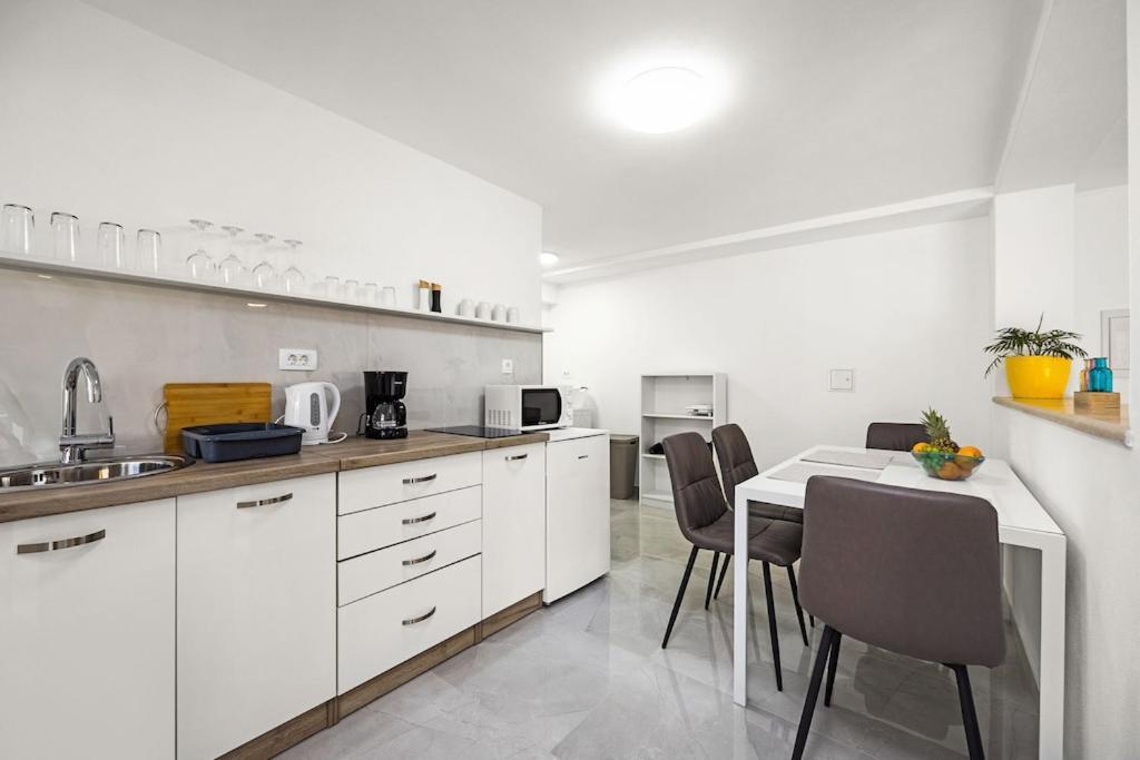Apartment Olive Garden Near Pula 3 Km From Center And Only 4 Km From The Beach For 4 Persons Esterno foto